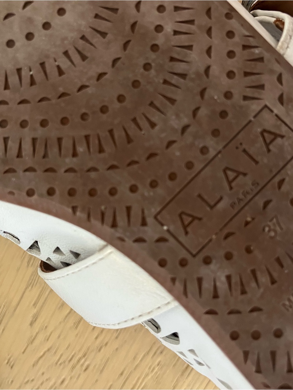 Alaïa Vienne White Laser-Cut Leather Ballet Flats - Picture 9 of 10